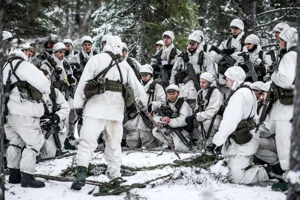 Finlands försvar med värnplikt och stor reserv